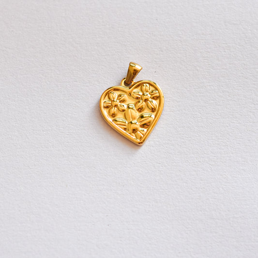 corazon floral charm